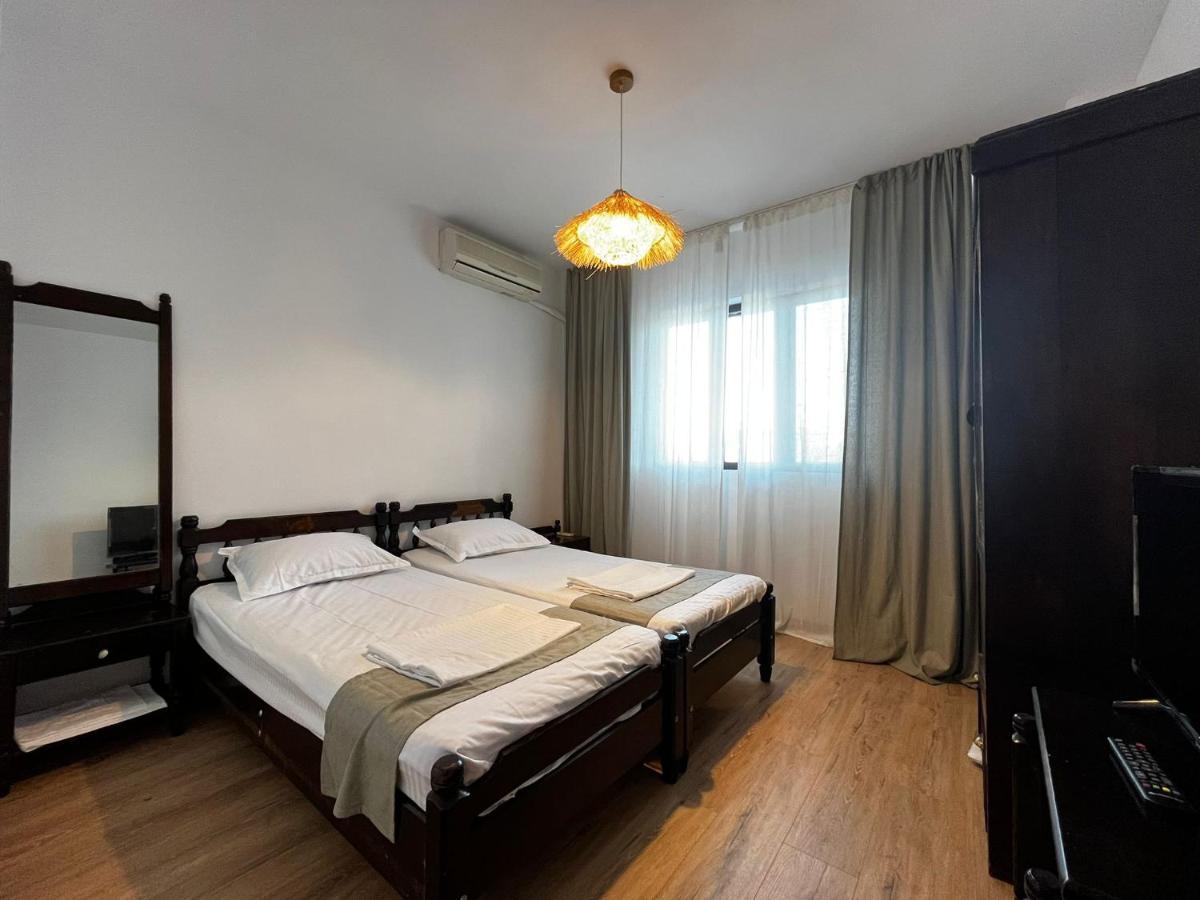 La Conac Hotel Nufaru Bagian luar foto